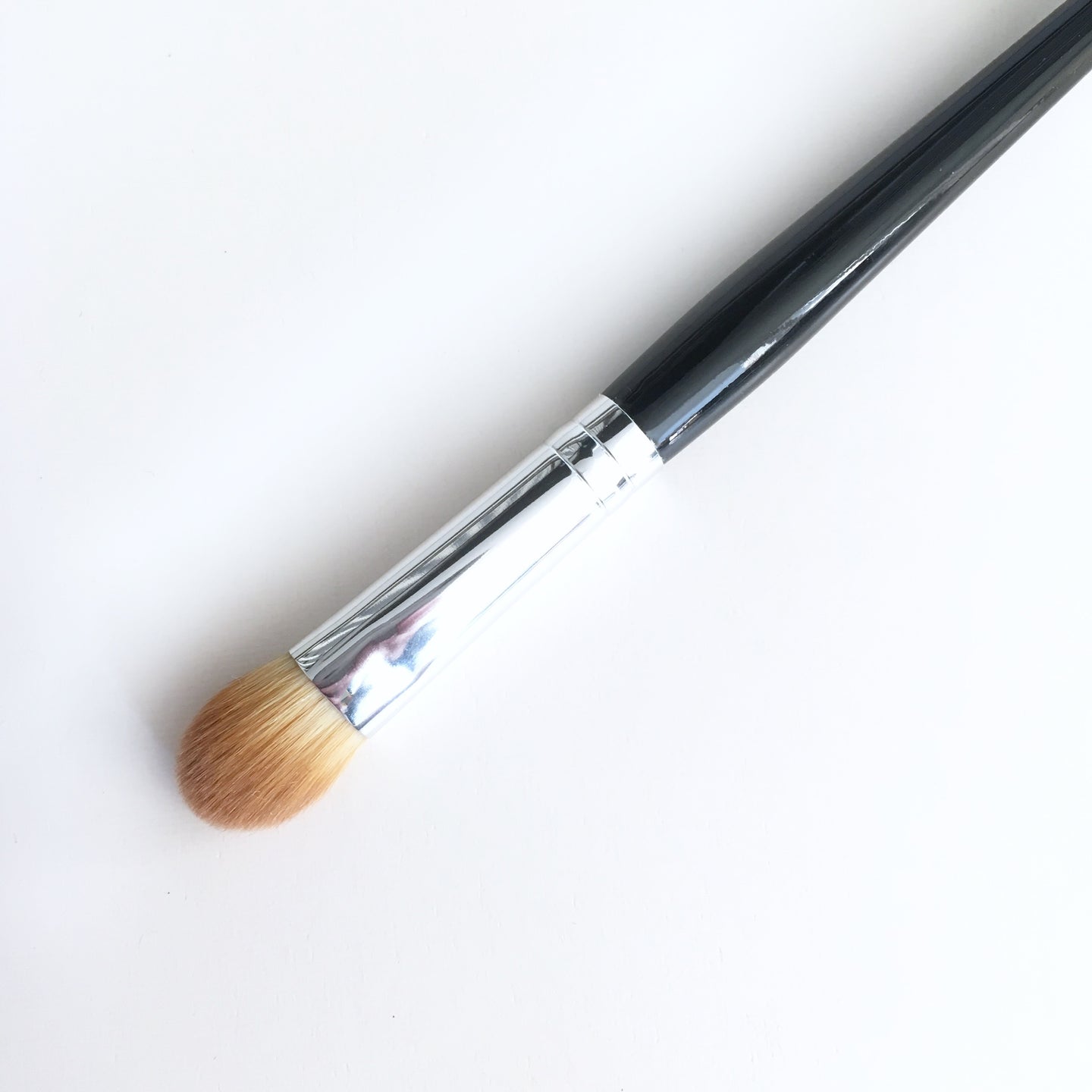 UNDER-ALL-OVER eyeshadow/concealer brush - M.E. cosmetics